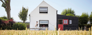 Un cottage tra colore e mare