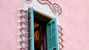 Niente pareti, niente quadri. Solo tante finestre.